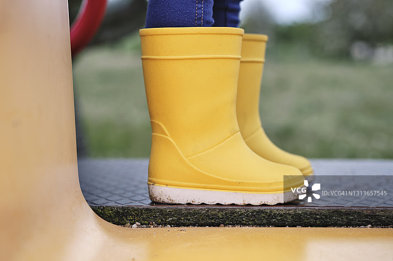 滑梯上的黄色靴子图片素材