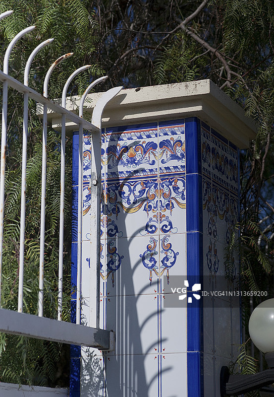 西班牙伊维萨岛的金属栏杆或安全围栏图片素材