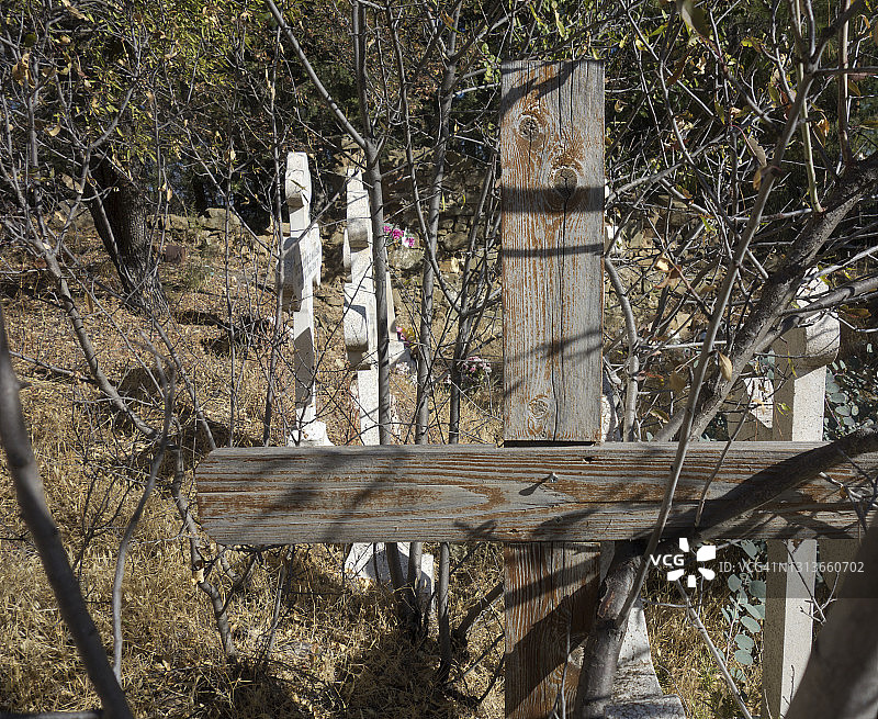 墓地或带更换墓碑的墓园 - 似乎没有人记录旧尸体的埋葬地点 - 特罗多斯，塞浦路斯图片素材