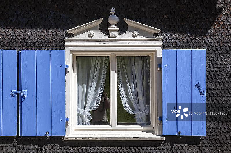 在德国巴伐利亚阿尔高上奥伯斯多夫-蒂芬巴赫老农舍上的蓝色百叶窗窗户图片素材