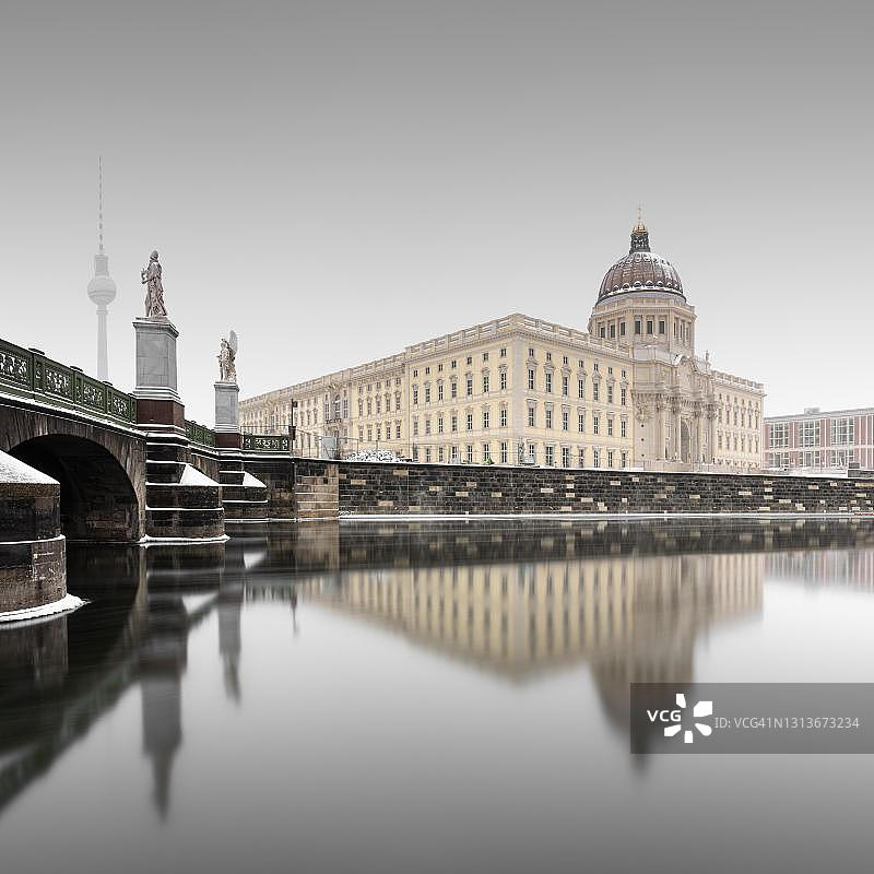 德国柏林施普雷河畔新建的城市宫殿洪堡论坛（冬季）图片素材