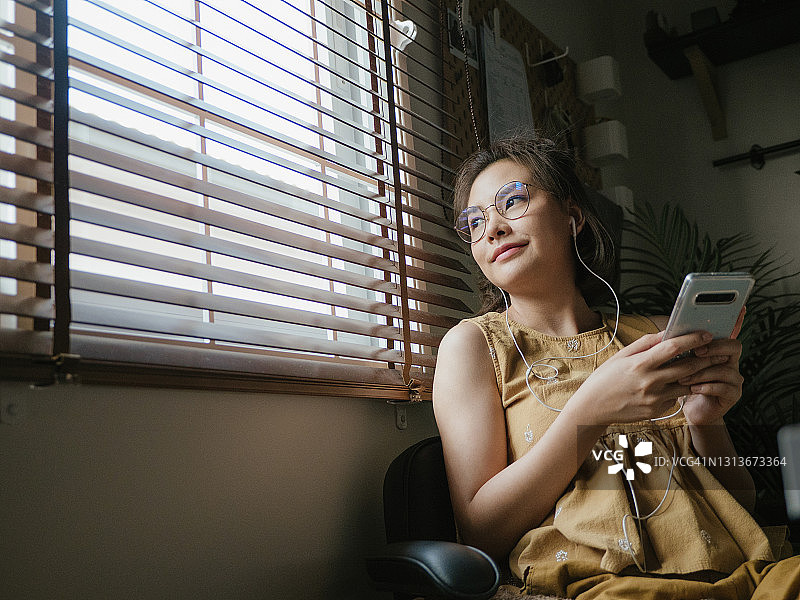 快乐的女人享受音乐图片素材