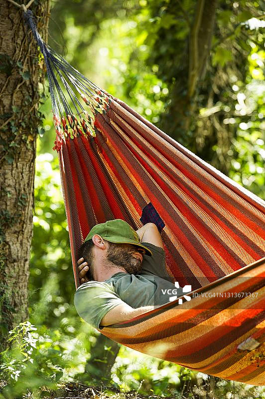 德国巴登-符腾堡彩色吊床上的睡着男人图片素材