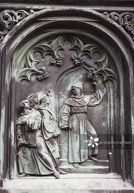 德国图林根州巴特萨尔聪根莫拉镇路德纪念碑上的马丁·路德生平场景图片素材