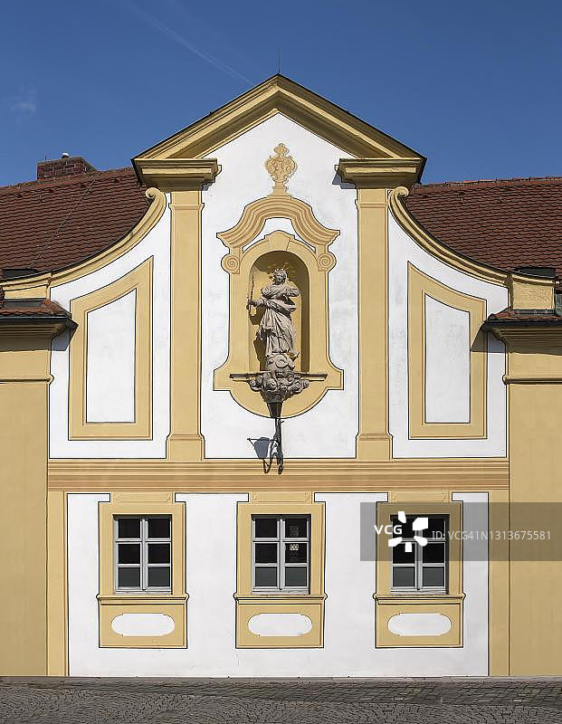 前圣母教堂收容所，山墙上有18世纪中叶的雕塑，德国巴伐利亚州上弗兰肯班贝格图片素材