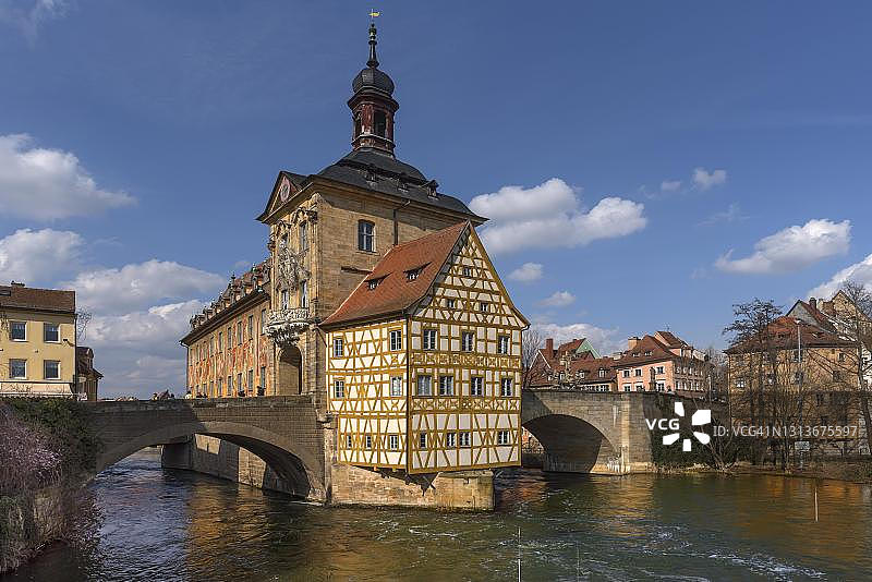建于1461年的雷格尼茨河畔的老市政厅，位于德国巴伐利亚州班贝格上弗兰肯图片素材