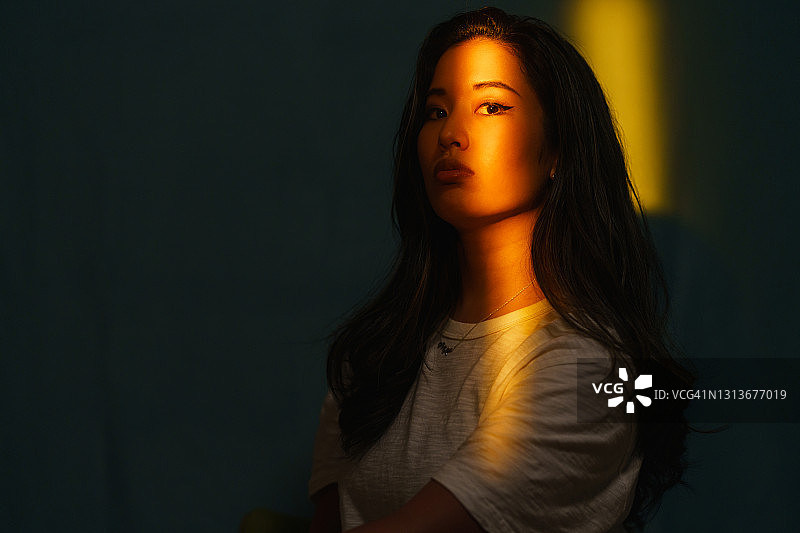 高对比度暖光美女肖像图片素材