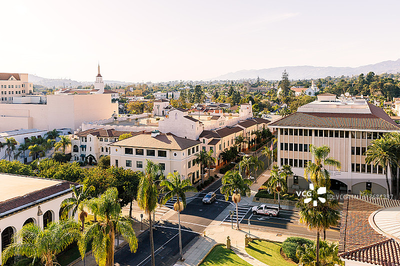 美国加利福尼亚州阳光明媚的圣巴巴拉天际线图片素材