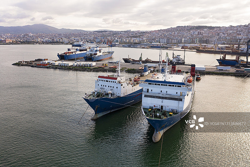 商业港口中的滚装船鸟瞰图图片素材