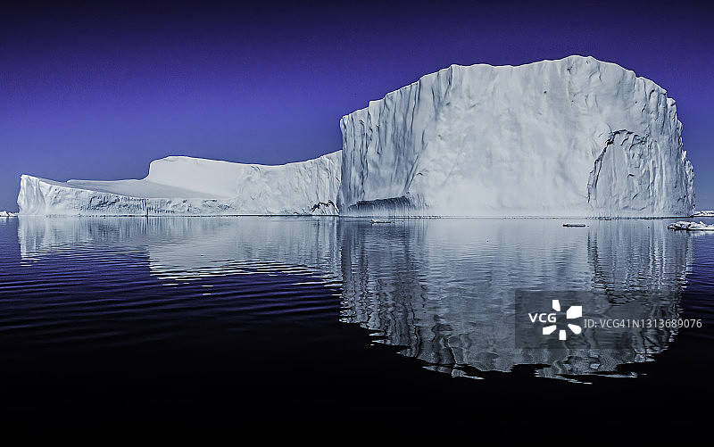 南极半岛波莱特岛附近的各种形状的冰山图片素材