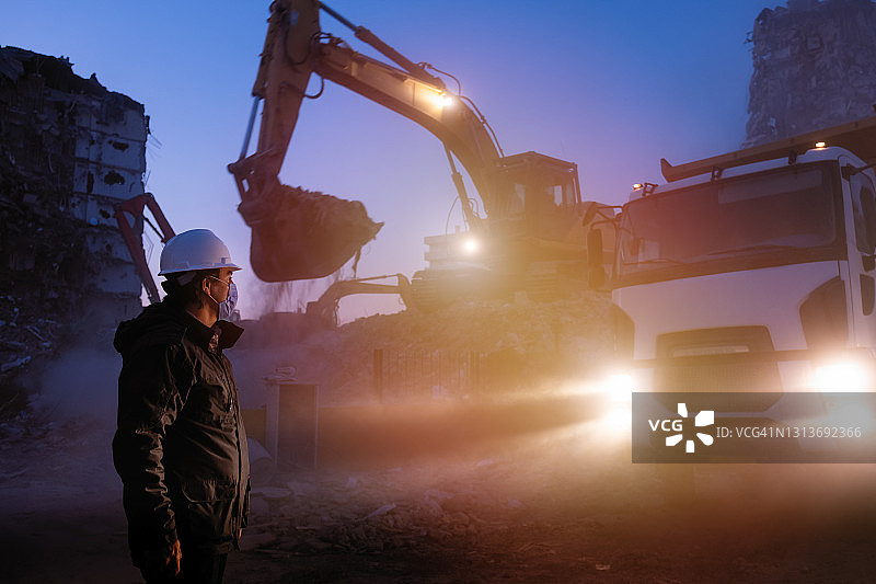 工程师深夜在建筑工地工作图片素材