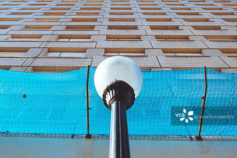 仰视：带有防护网的公寓楼图片素材