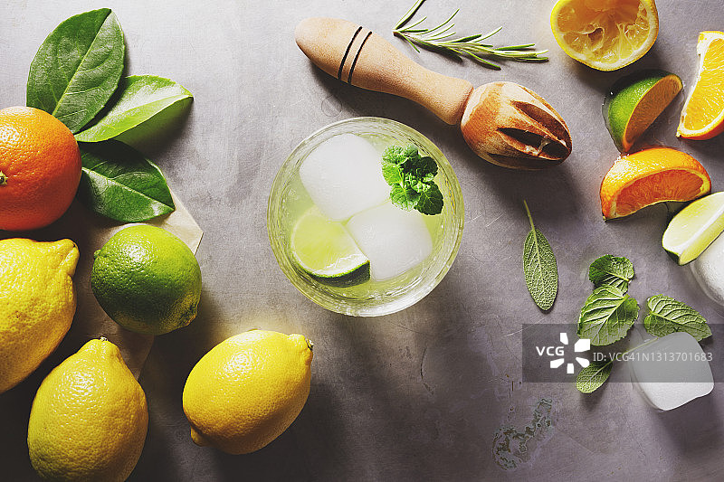 制作新鲜的柠檬水图片素材