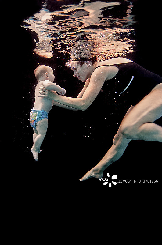 水下婴儿图片素材