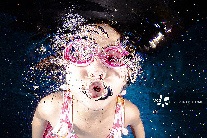 水中的婴儿图片素材