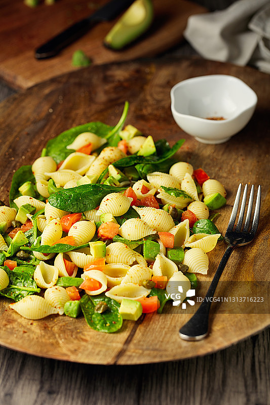 健康纯素贝壳意面沙拉图片素材