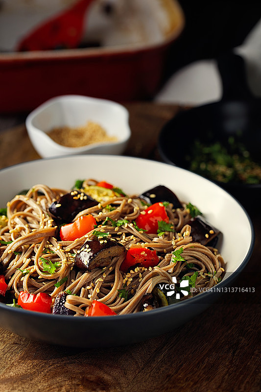 健康纯素小麦荞麦面碗图片素材