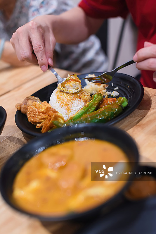 成年男人享用酿豆腐饭图片素材