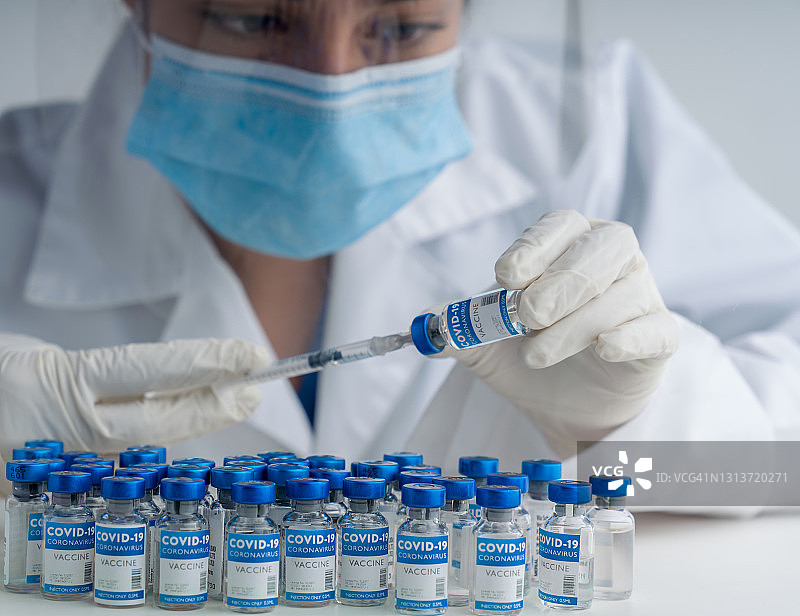 医疗工作者准备新冠疫苗图片素材