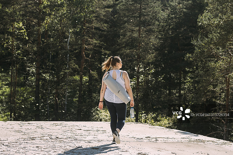在户外锻炼的美丽加大码女人图片素材