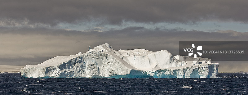 南极半岛波let岛附近的表格状冰山图片素材