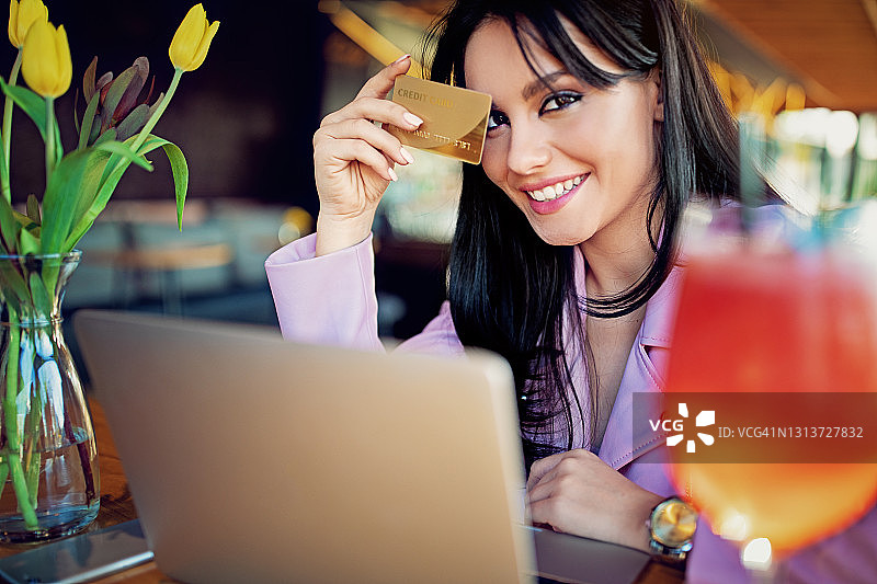 在餐厅在线购物的女人肖像图片素材