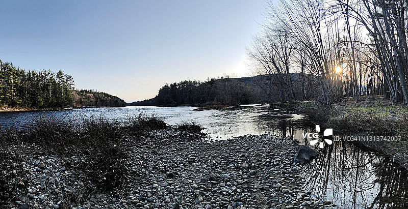 春日黄昏时缅因州汉诺威附近的安德罗斯科金河图片素材