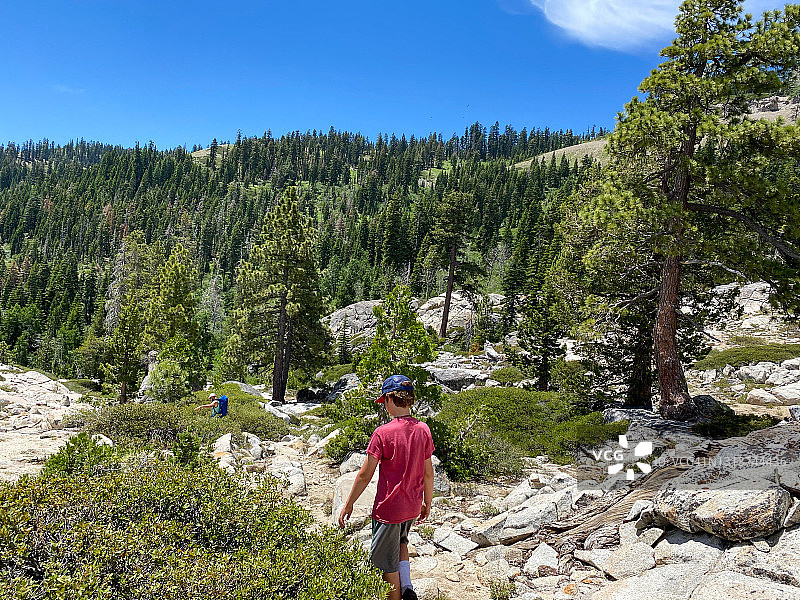 父亲和孩子在加利福尼亚荒野徒步旅行图片素材