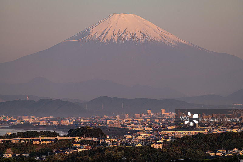 日本神奈川县海边积雪富士山图片素材