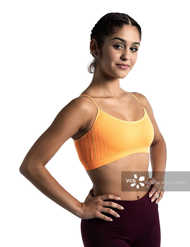 白色背景下的西班牙裔运动女孩肖像图片素材