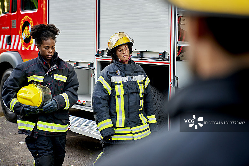 身穿防护工作服的黑人和西班牙裔急救人员图片素材