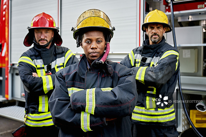 尽职尽责的男女急救人员肖像图片素材