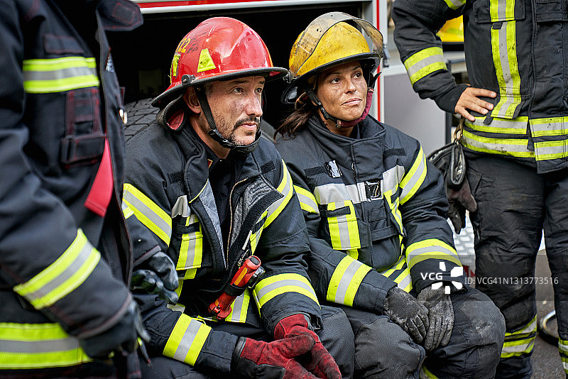 男女消防员休息图片素材