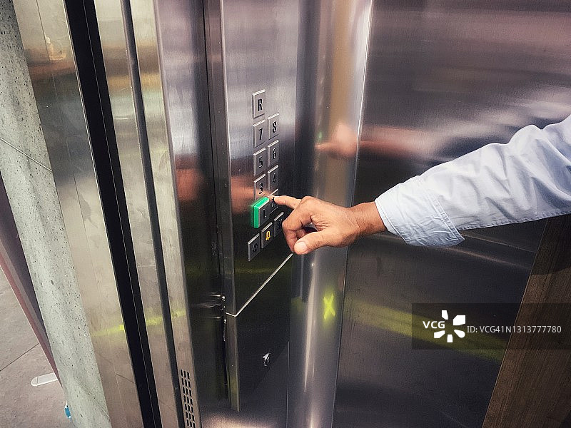 在电梯中按按钮图片素材