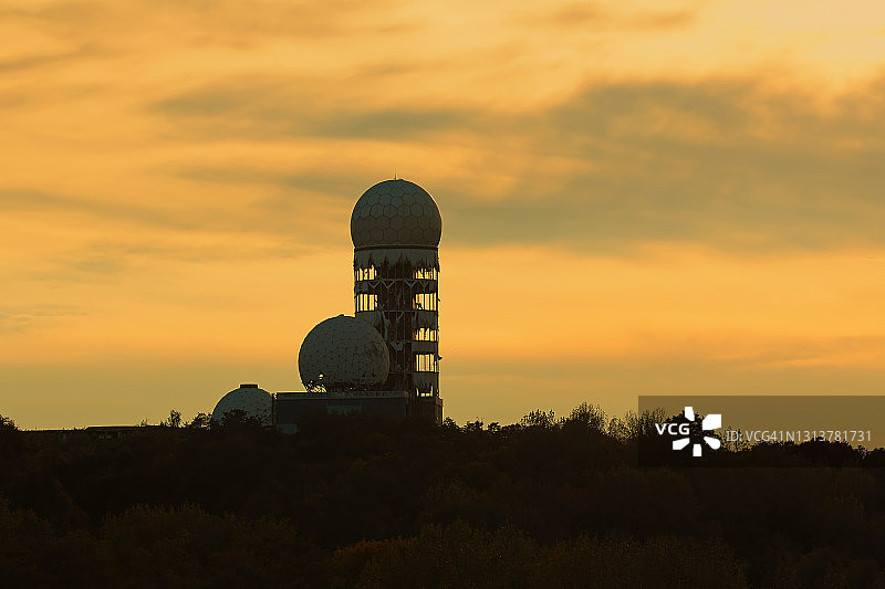 废弃的雷达站在日落时分图片素材