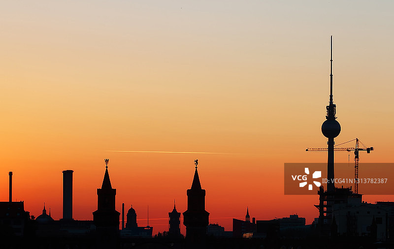 日落时分的柏林天际线轮廓图片素材
