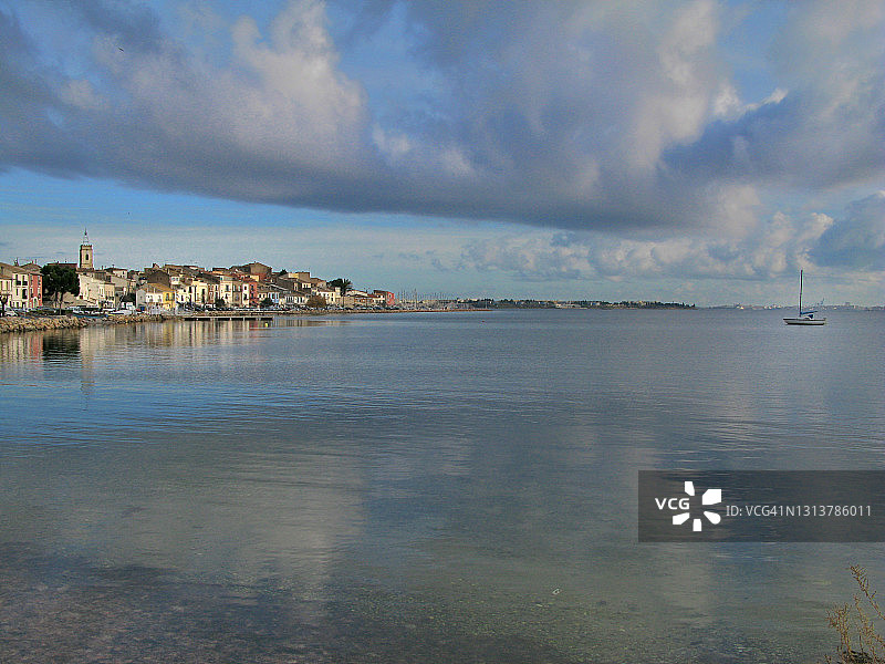 布齐格，位于托湖泻湖边缘的牡蛎村图片素材