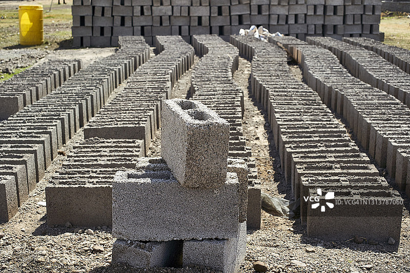 非洲手工砖在地板上堆放图片素材