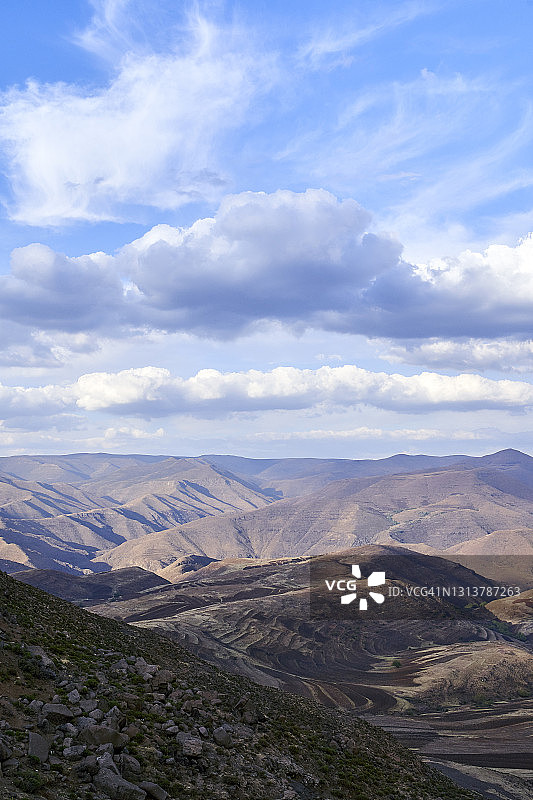 多云天气下的莱索托山区景观图片素材