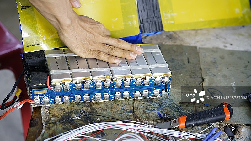 技术员正在组装电动汽车用电池图片素材