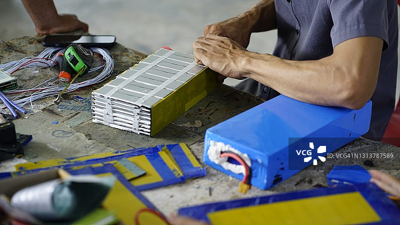 技术员正在组装电动汽车用电池图片素材