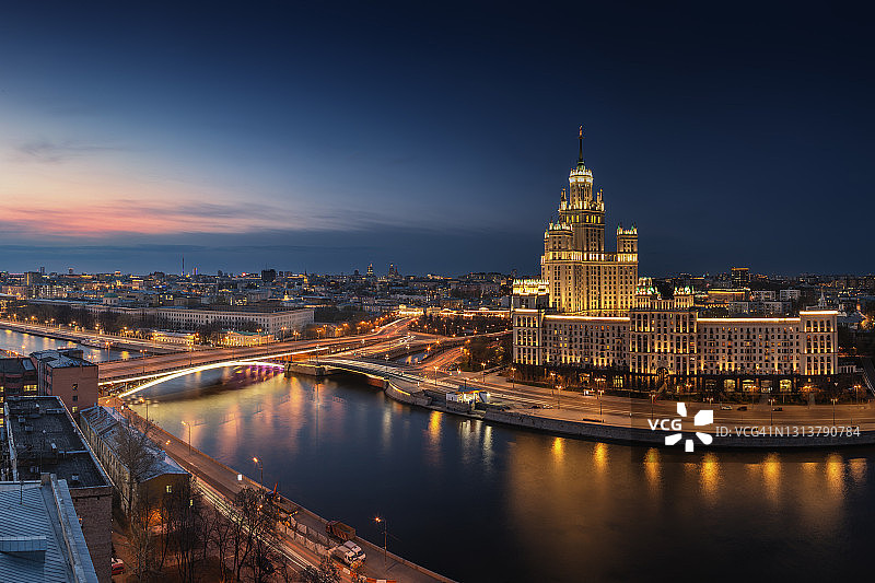莫斯科河和七姐妹斯大林摩天大楼的夜景图片素材