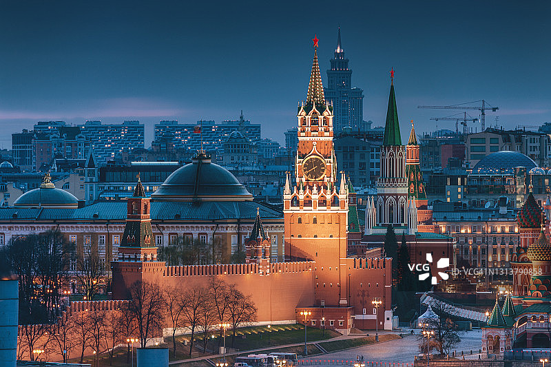 莫斯科克里姆林宫地标：斯帕斯卡娅塔、尼科尔斯卡娅塔和红场图片素材