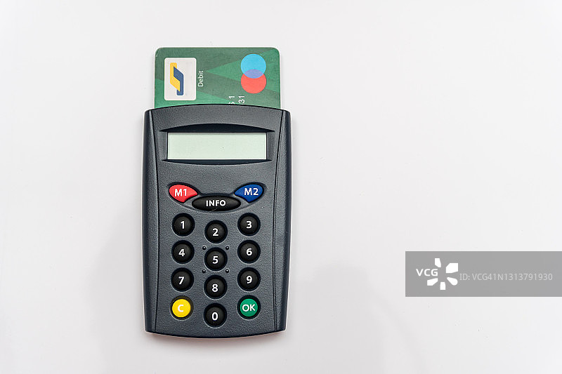 银行机具上的万事达卡特写图片素材