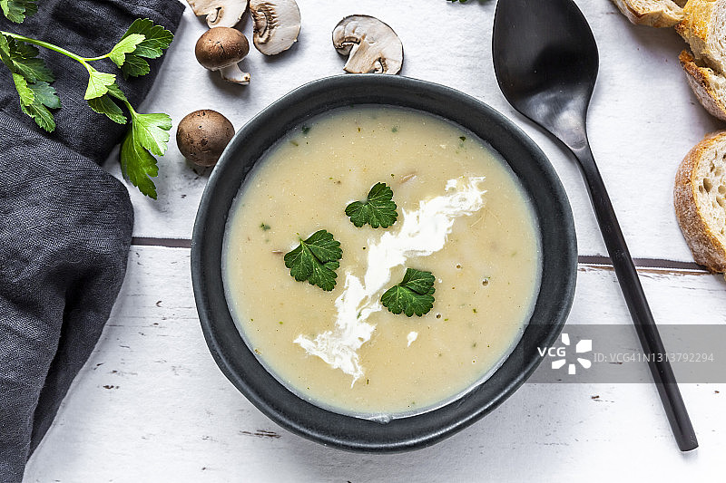 配有欧芹和法棍的蘑菇奶油汤图片素材