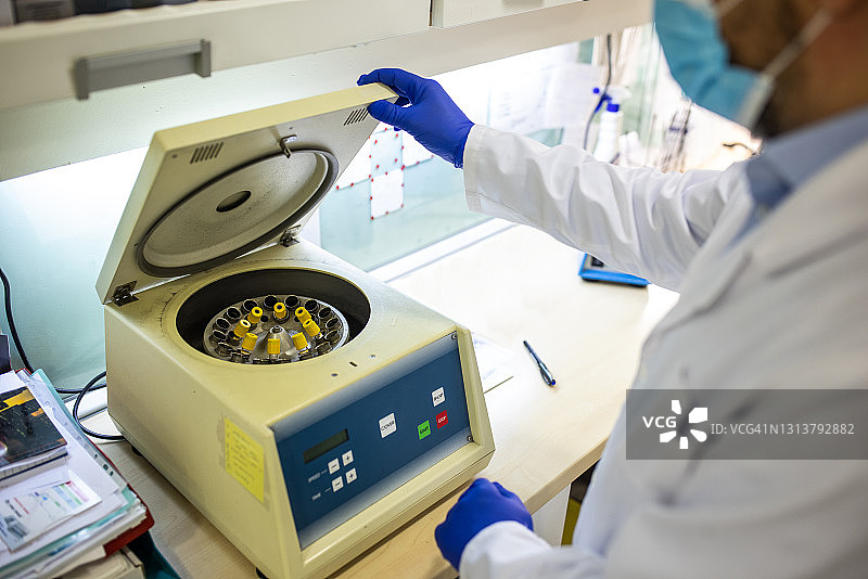 放置在实验室离心机中的试管血样图片素材