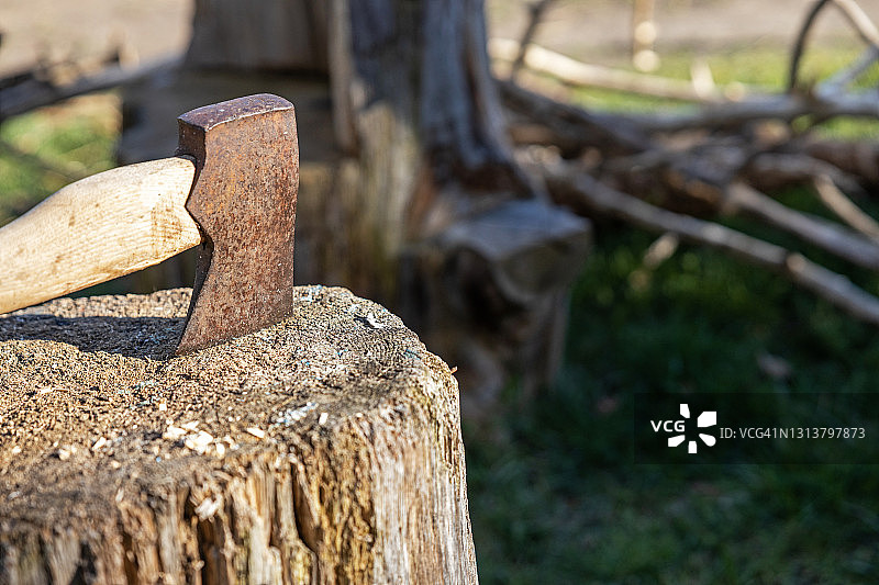 树桩上的生锈斧头图片素材