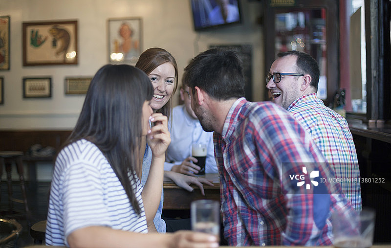 在酒吧里的朋友们图片素材