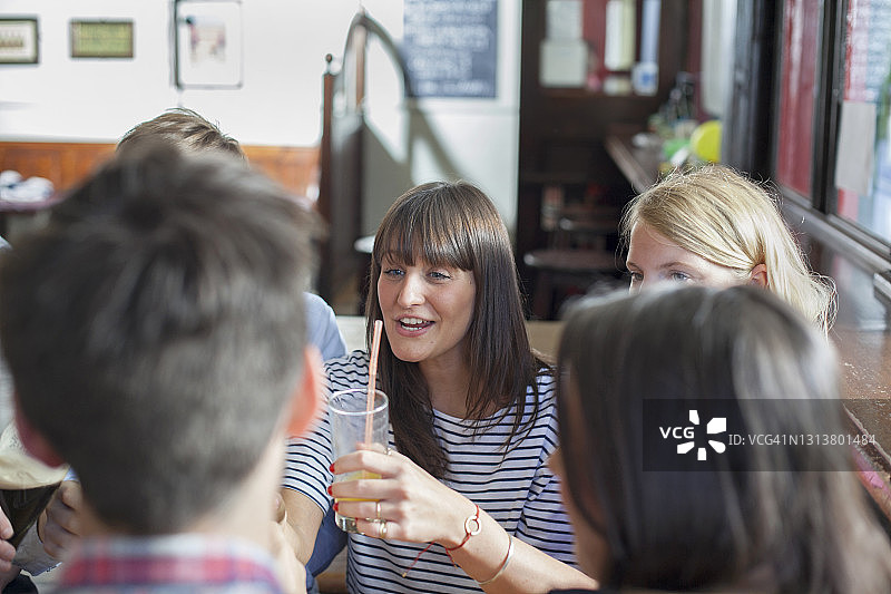 朋友们社交聚会图片素材