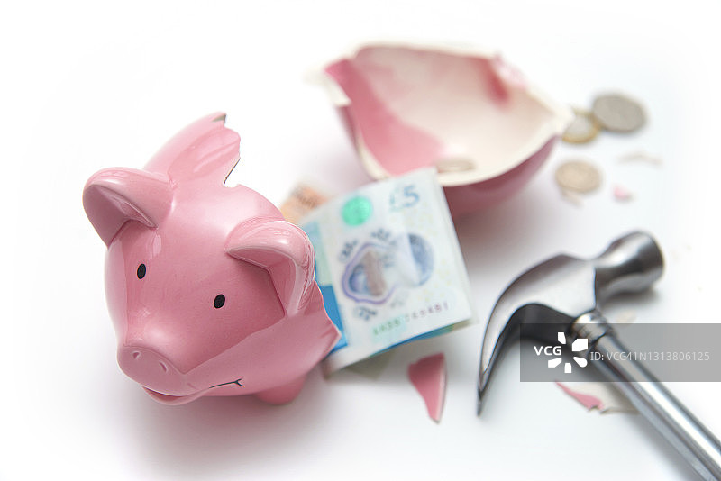 装有5英镑纸币的碎猪储蓄罐图片素材